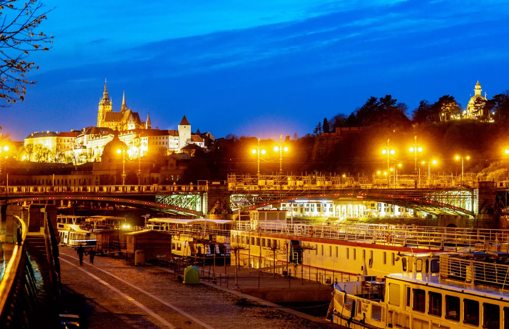 2 000 Kč – dospělí